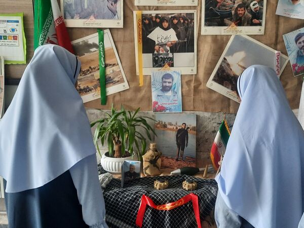 بزرگداشت یاد شهدای دفاع مقدس در دبستان دخترانه نوفل لوشاتو ناحیه سه