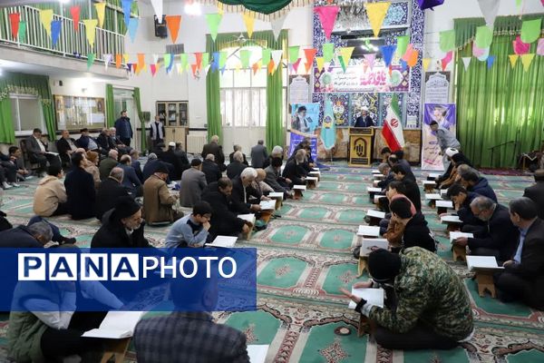 نهج‌البلاغه‌خوانی نماز‌گزاران کمالشهر پیش از خطبه‌های نماز 