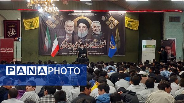 شادی دانش‌آموزان مشهدی در پی عملیات غیور مردان نیروهای سپاه وتجمع در مهدیه مشهد