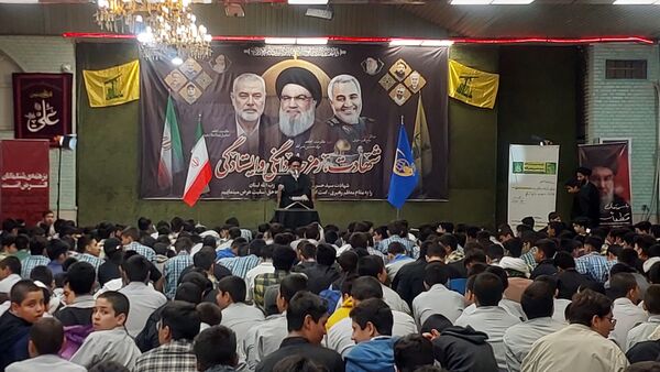 شادی دانش‌آموزان مشهدی در پی عملیات غیور مردان نیروهای سپاه وتجمع در مهدیه مشهد