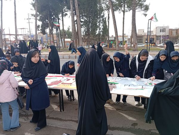 نقاشی چند متری در حاشیه راهپیمایی ۲۲ بهمن در خلیل آباد