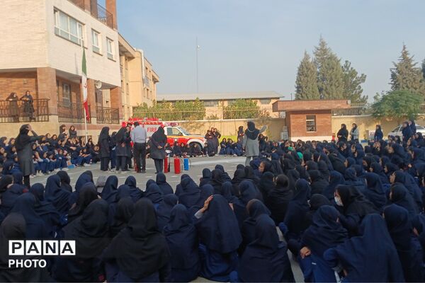 آموزش پدافند غیرعامل با حضور آتش‌نشانان در دبیرستان مهرآفرین