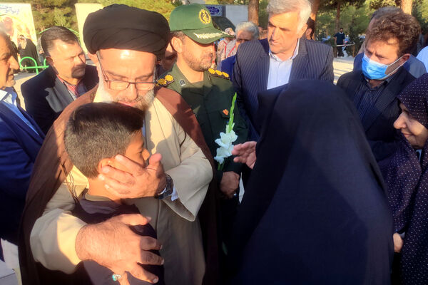 غبار روبی و عطر افشانی قبور شهدا در شهرستان آباده 