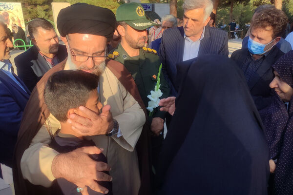غبار روبی و عطر افشانی قبور شهدا در شهرستان آباده 