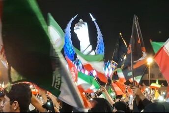 تجمعات پرشور مردمی در میدان انقلاب تهران 