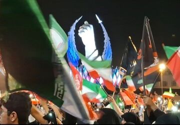 تجمعات پرشور مردمی در میدان انقلاب تهران 