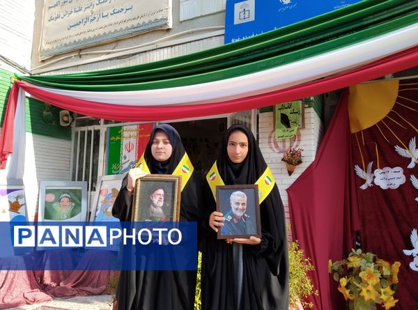 نواختن زنگ انقلاب در دبیرستان بنت‌الهدی صدر رضویه