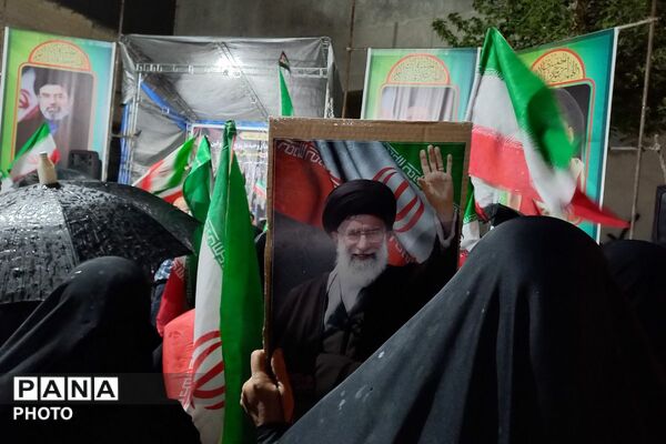 مردم شجاع وحیدیه میدان را خالی نمی‌گذارند 