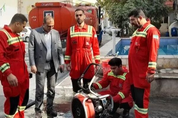 قدردانی دانش‌آموزان ورامینی از آتش‌نشانان در روز ملی آتش‌نشانی