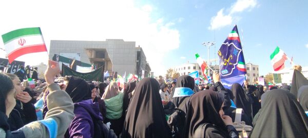 راهپیمایی سیزدهم آبان ماه با حضور دختران دبیرستان شاهد وارثان نور 