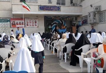 نواخته شدن زنگ مدرسه برای کلاس اولی ها در مدرسه فروزنده مقیمی بابل