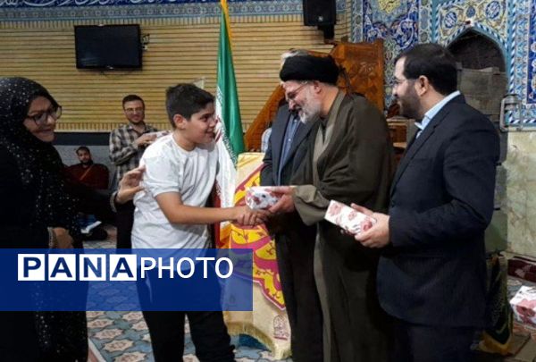 محفل انس با قرآن و تجلیل از نفرات برتر  مسابقات قرآنی در مسجد جامع خامس آل عبا در شهرستان ملارد