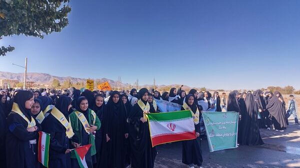 حضور پرشور دانش‌آموزان رباط‌سنگ در راهپیمایی 13 آبان ؛ حماسه‌ای از شور و همبستگی 