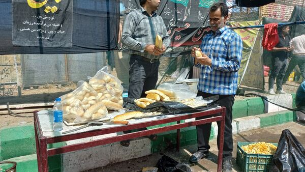 حضور زائران پیاده در جاده غدیر مشهد به نیشابور