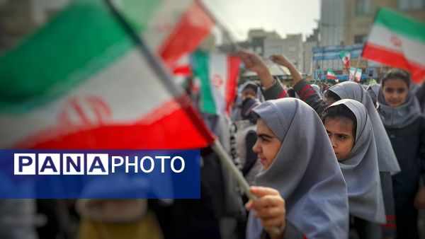 جشنی به رنگ پرچم ایران در دبستان نیایش 