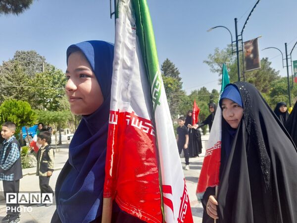 حماسه سرود 1000نفری دانش‌آموزان ناحیه ۴ کرج در بزرگداشت رهبر شهید