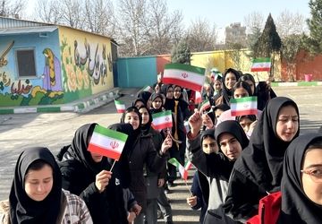  زنگ انقلاب در مدرسه  حضرت زینب (صدرا ) ساوجبلاغ به صدا درآمد