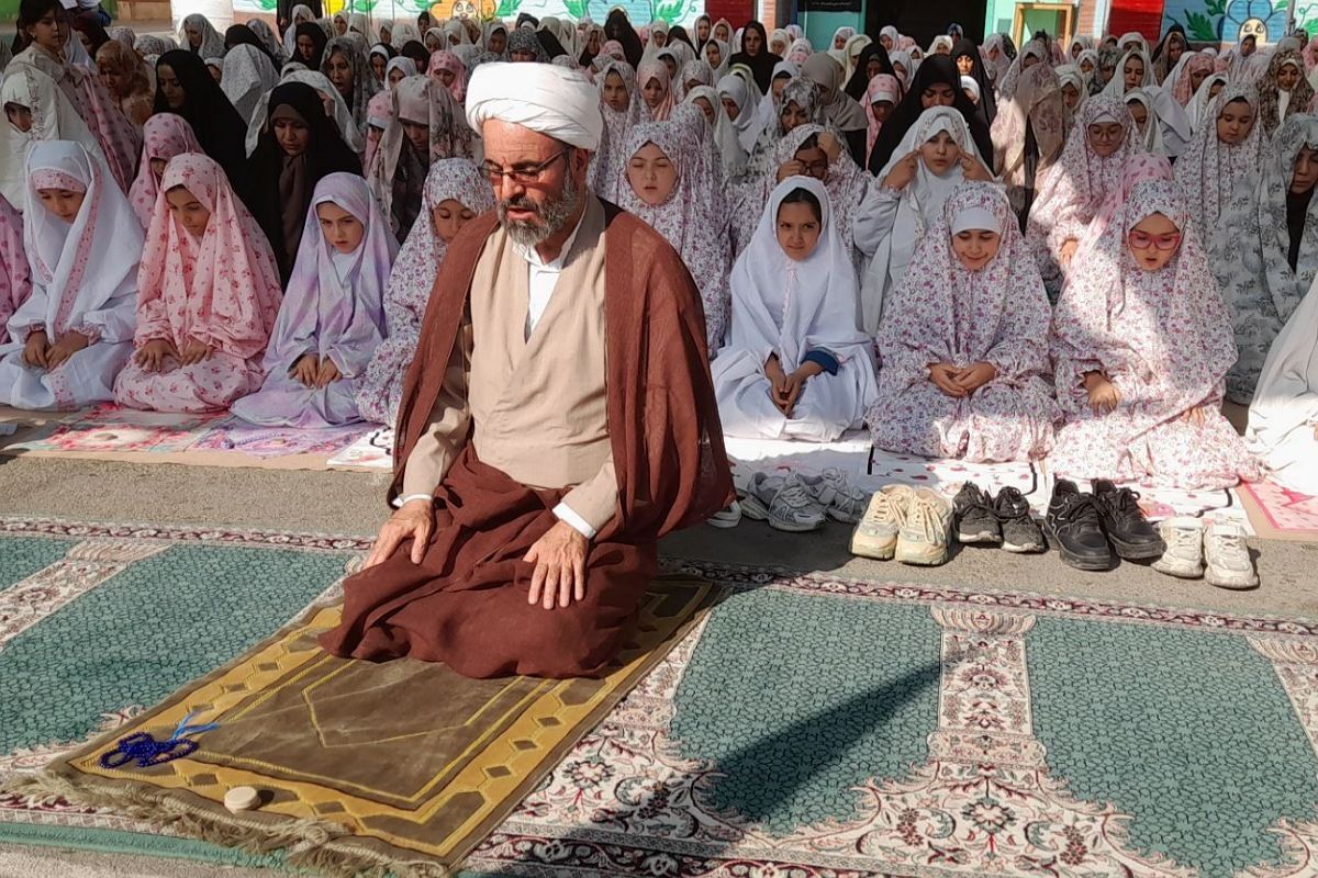 هم‌نوایی نسل فاطمی با مادران در نماز جماعت ایام فاطمیه؛ دبستان شهید اول ۲