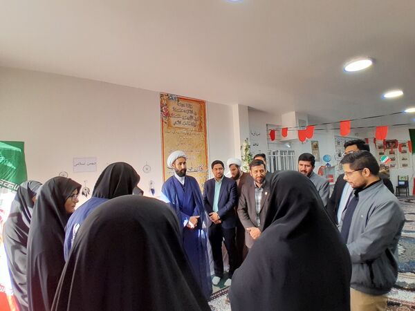 نمایشگاه انقلاب  در آموزشگاه تکتم