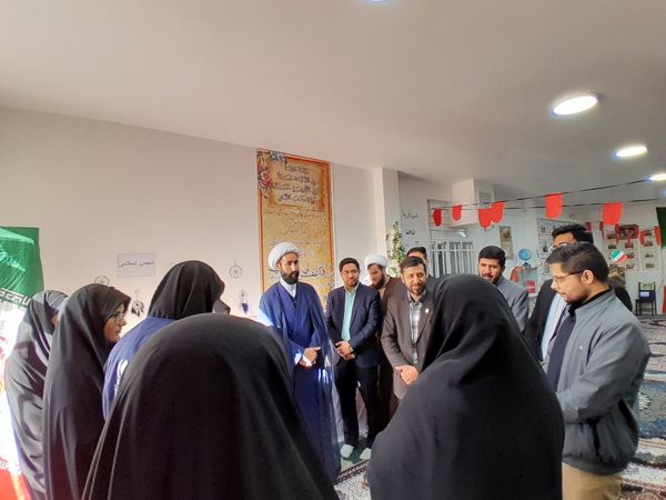 نمایشگاه انقلاب  در آموزشگاه تکتم