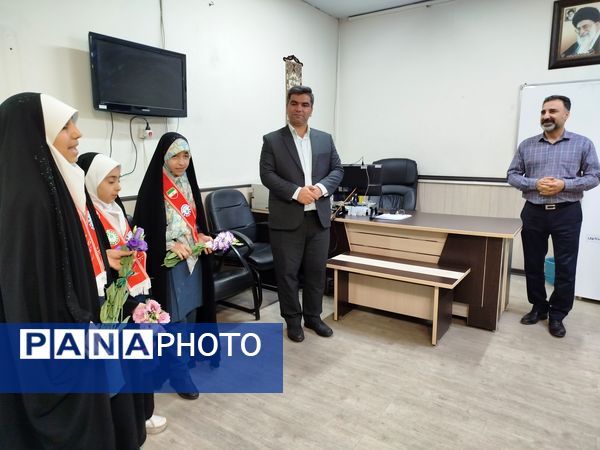 اهدای گل به کارکنان اداره‌کل آموزش و پرورش شهرستان‌های تهران به‌مناسبت بزرگداشت روز معلم 