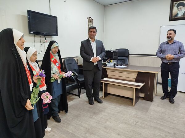 اهدای گل به کارکنان اداره‌کل آموزش و پرورش شهرستان‌های تهران به‌مناسبت بزرگداشت روز معلم 