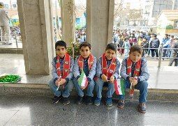 نواختن زنگ انقلاب در دبستان امام حسن (ع) مصلی نژاد ناحیه دو 