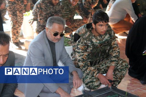 غبارروبی مزار مطهر شهدا به مناسبت آغاز دهه مبارک فجر در فراشبند