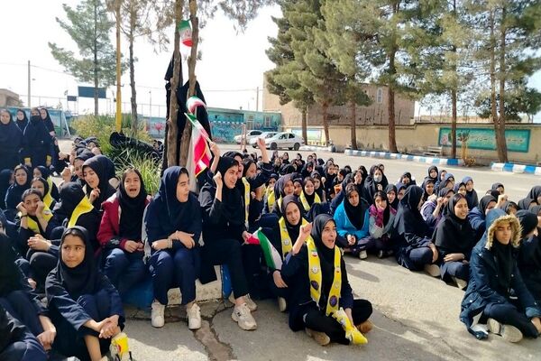 گلبانگ زنگ چهل و هفتمین پیروزی انقلاب اسلامی در مدرسه شهید مجید دهنوی 