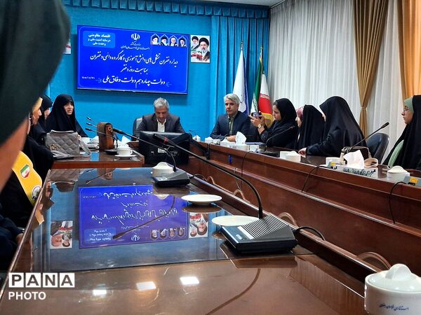دیدار دختران تشکل های دانش آموزی و کار گروه دائمی دختران با فرماندار کاشمر 