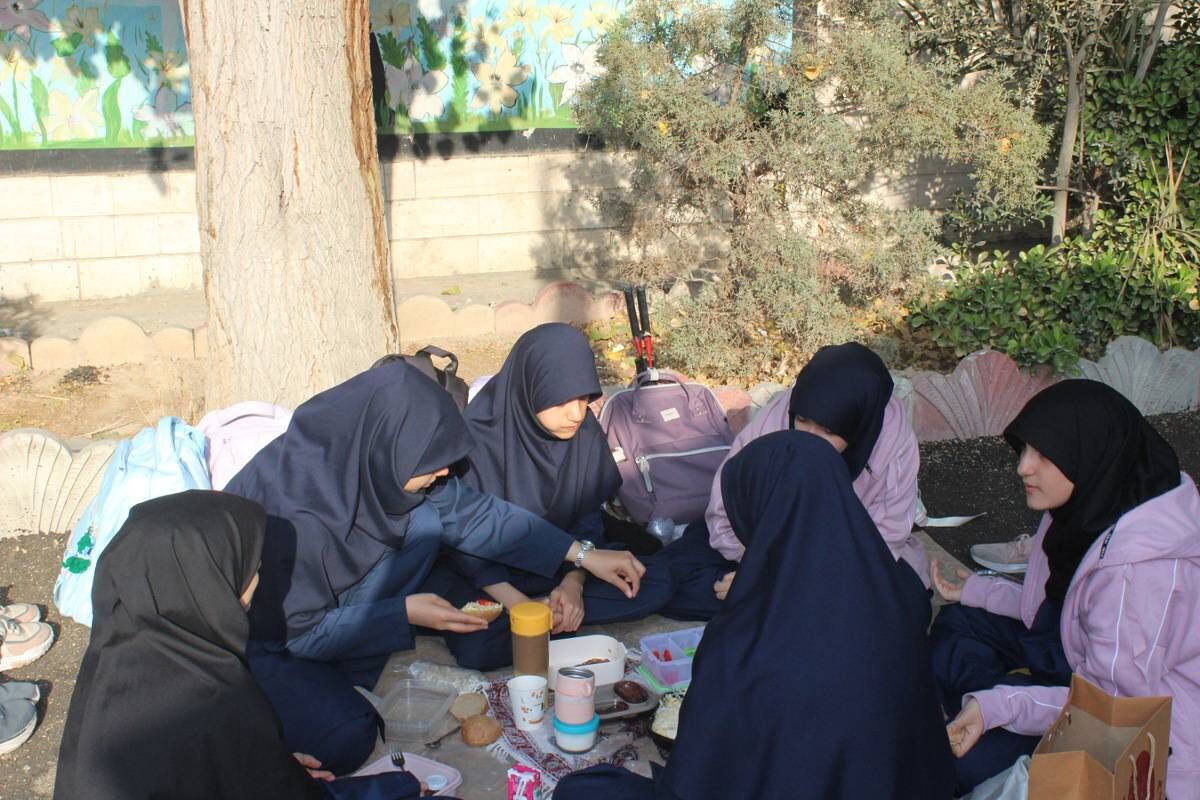 طلوع سلامتی در حیاط مدرسه؛ صبحانه‌ای به شیرینی دوستی