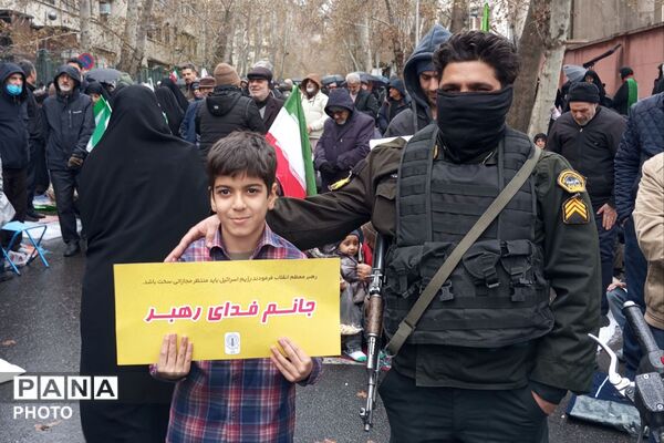 ادای احترام به شهدا با کوله‌پشتی‌های «یادبود» در راهپیمایی روز قدس