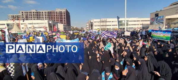 راهپیمایی سیزدهم آبان ماه با حضور دختران دبیرستان شاهد وارثان نور 