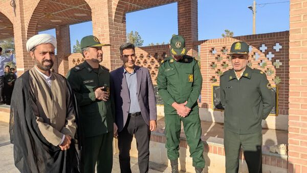 آغاز هفته بسیج دانش‌آموزی با غبارروبی مزار شهدای جوادالائمه توسط مسئولان و دانش‌آموزان بسیجی
