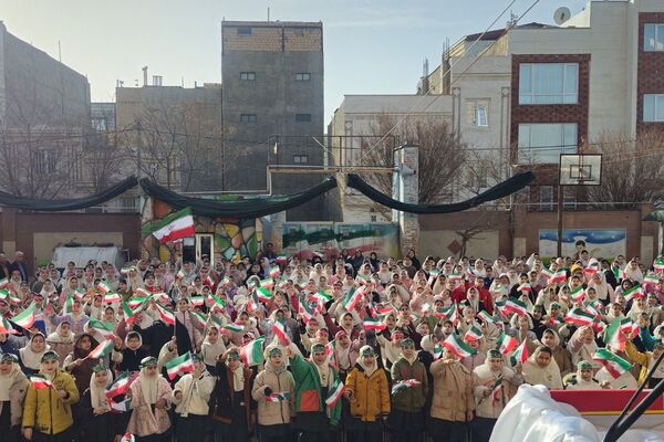 آیین نواخته شدن زنگ انقلاب اسلامی در مدرسه آیت‌الله خامنه‌ای قرچک