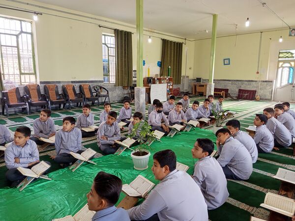 محفل انس با قرآن کریم در مدرسه برادران ابراهیمی‌نیا