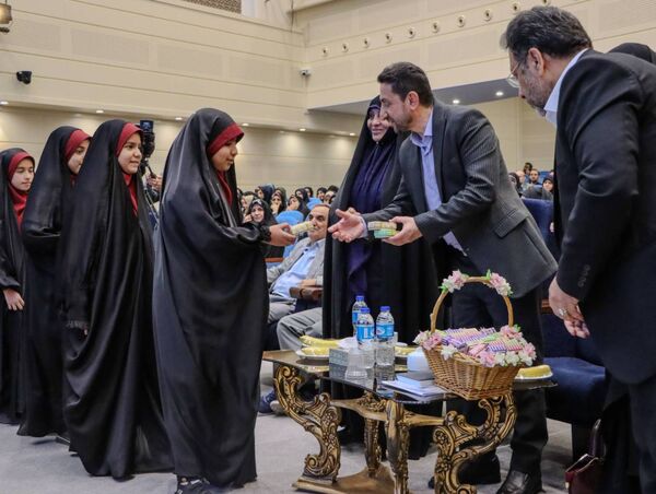 تجلیل از معلمان نمونه منطقه ۱۴ به مناسبت هفته گرامیداشت مقام معلم