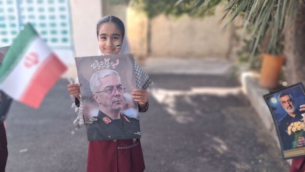 جشن باشکوه دهه فجر و پاسداشت پرچم جمهوری اسلامی در دبستان استقلال حاجی‌آباد