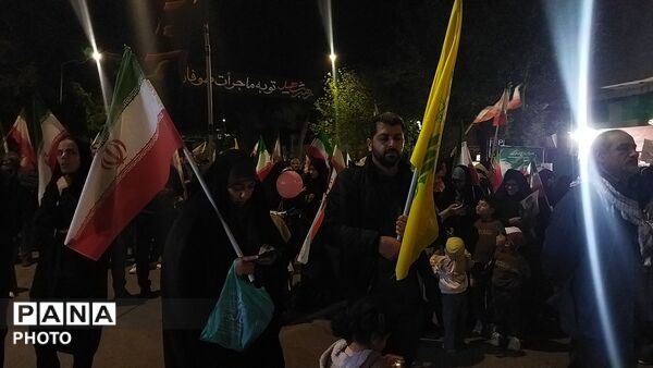 برای پنجاه و یکمین شب حسینیه امام شاهد حماسه مردم شد 