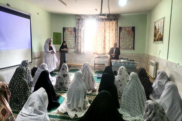 جلسه جهاد اسلامی حجاب و عفاف دختران در دبیرستان حاج مهدی روحانی شهرستان خلیل آباد 