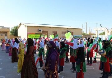 برگزاری نرمش صبحگاهی با ضرب‌آهنگ زورخانه‌ای در دبستان زکیه بندر امام خمینی(ره)