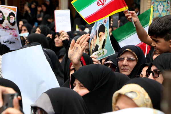 حضور پرشور نوجوانان قمی در آیین استقبال از رئیس جمهوری 