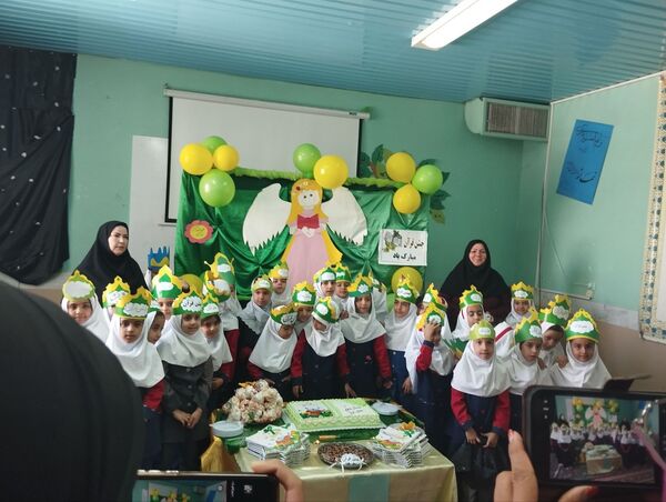 شیرین‌تر شدن کتاب قرآن کلاس اولی‌ها با برگزاری جشن باشکوه قرآن در دبستان تکتم