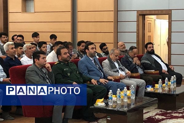 حضور دانش‌آموزان و مسئولان در یادواره شهدا دفاع مقدس ناحیه 2 شهرری 