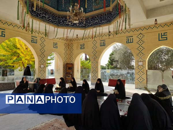 ادای احترام به شهدا توسط دانش‌آموزان دبیرستان فرهنگ ۱۳