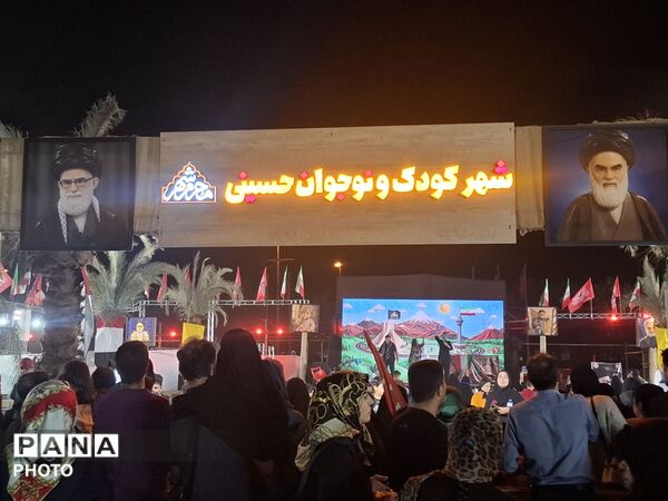 آشنایی نوجوانان با اصول اولیه کار با سلاح در غرفه «شهر کودک و نوجوان حسینی» محرم‌شهر