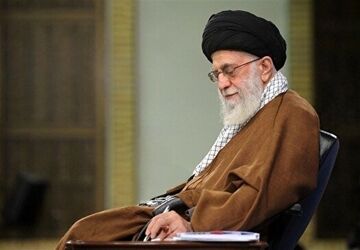 دستخط رهبر شهید انقلاب در دفتر یادبود حرم حضرت معصومه (س)