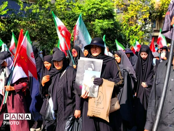 حضور پرشور مردم در خیابان فلسطین برای بدرقه رهبر