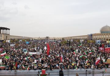 میدان امام اصفهان غرق در شکوه ملت
