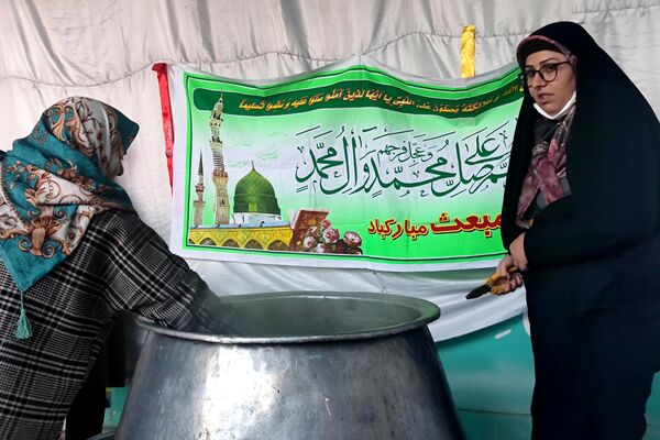 پخت شله زرد نذری در دبیرستان شاهد شهید قاسم سلیمانی